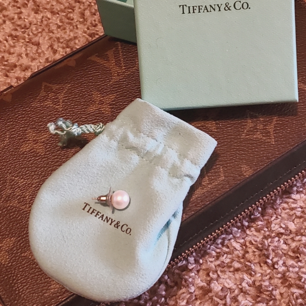💞 1 Tiffany & Co silver pearl earing 💞